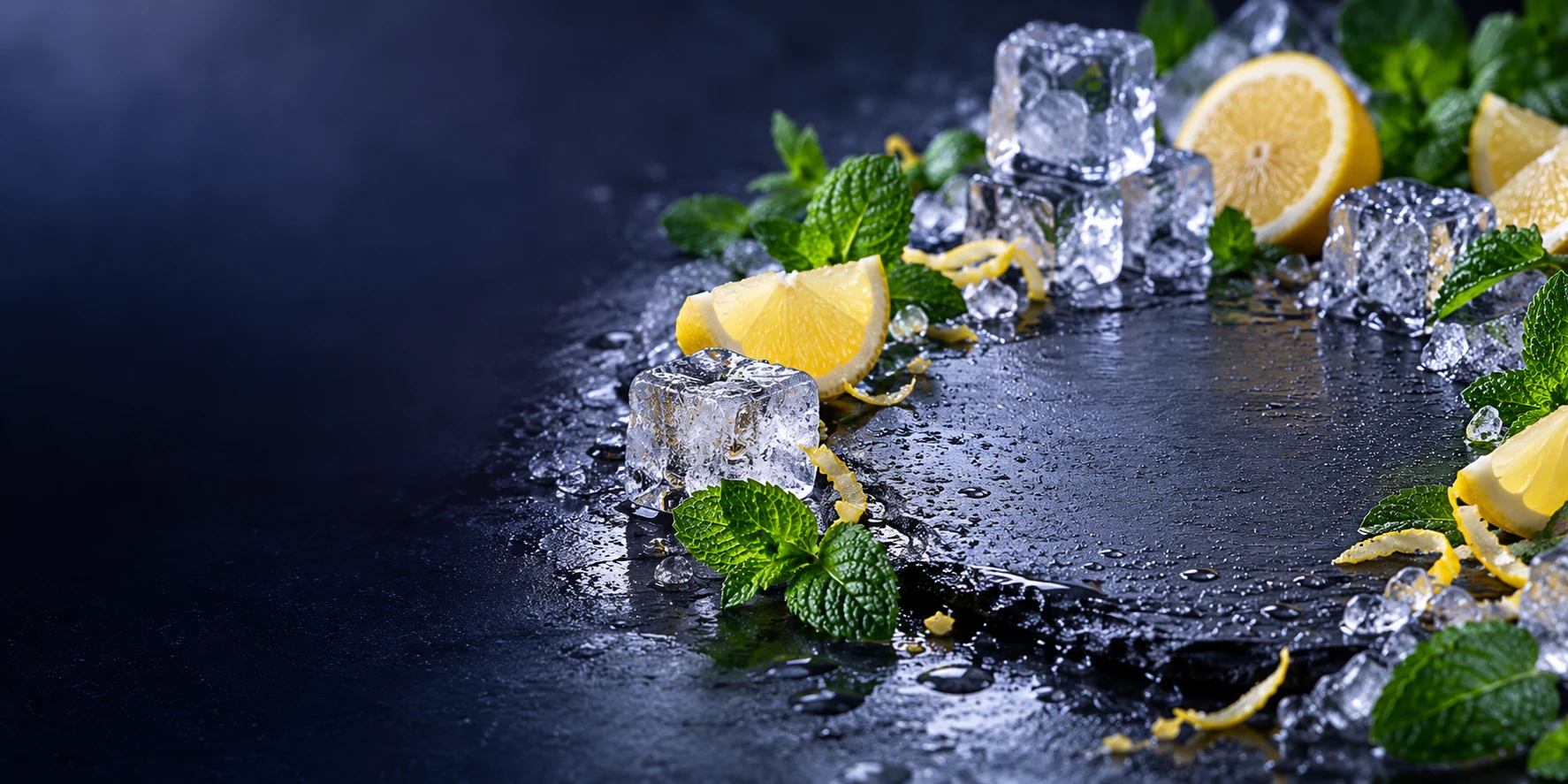 Citron frais, menthe et glace autour d’une surface de présentation