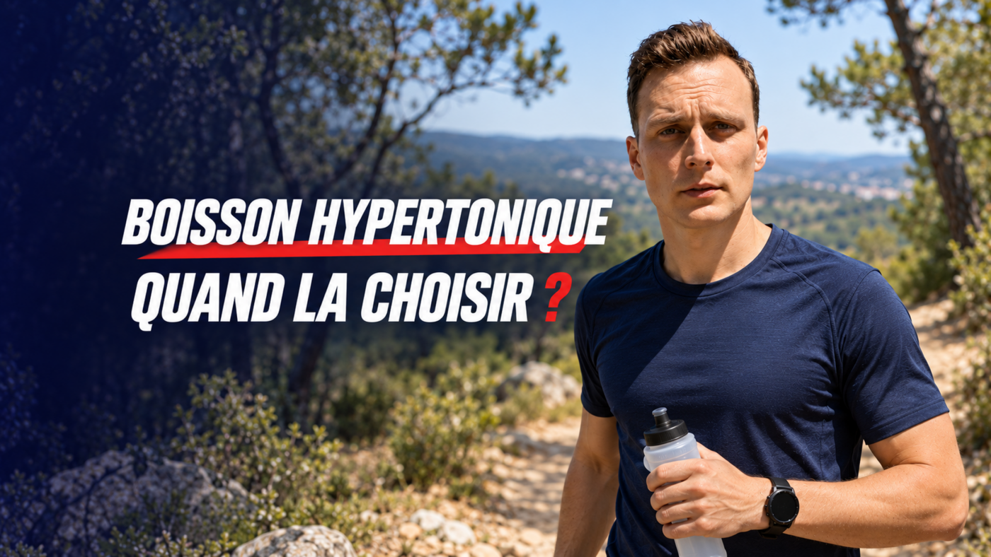 Charles avec une flasque sur un sentier pour présenter les boissons hypertoniques en endurance.